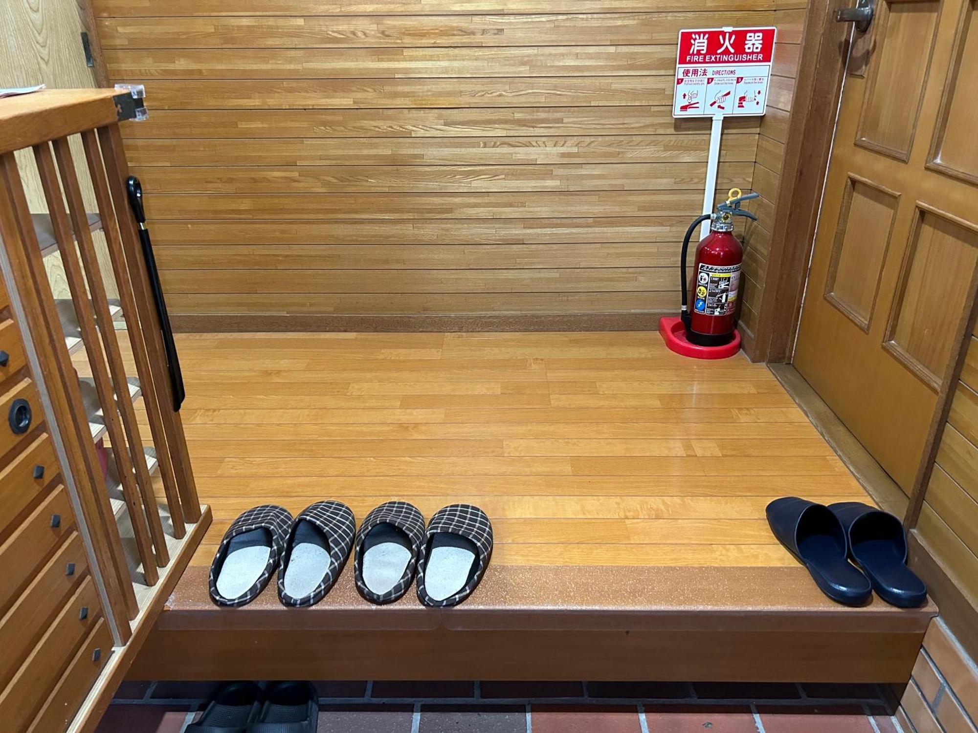 Отель Kix House Waraku III 和楽三号館 Идзумисано Экстерьер фото